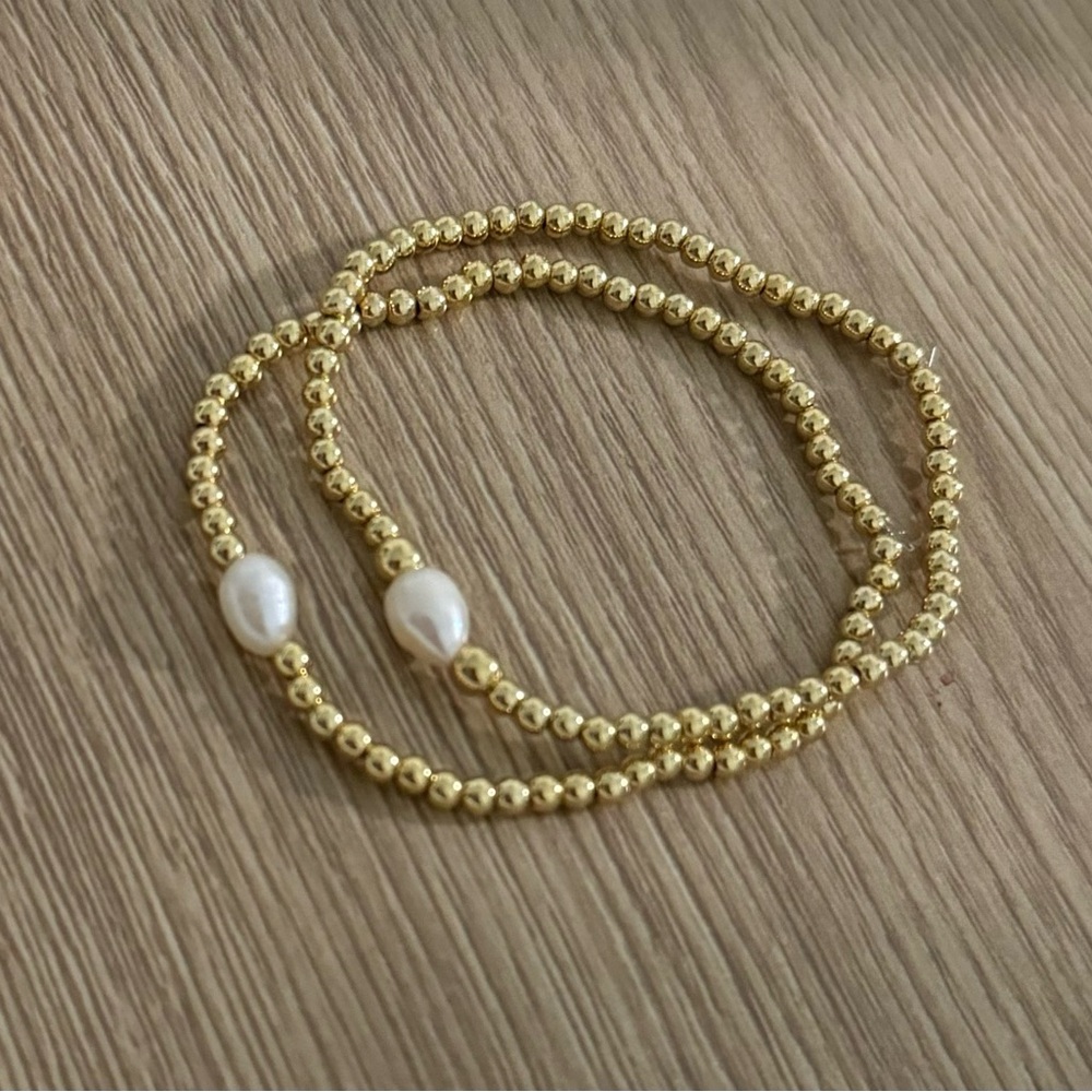 Gold and pearl set